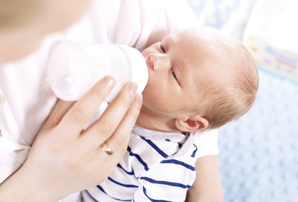 Почему новорожденный ребенок срыгивает слизью