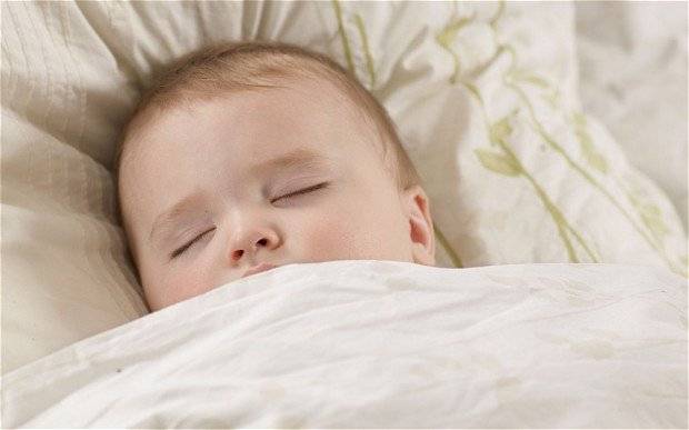 Ребенок ворочается во сне: причины и что делать?