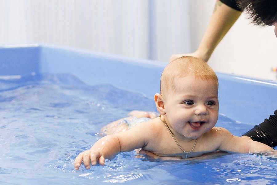 Уроки плавания для грудничков в ванной: простые правила