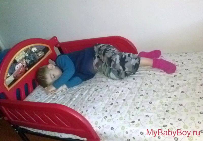 Как приучить ребенка спать отдельно от родителей: почему это надо?