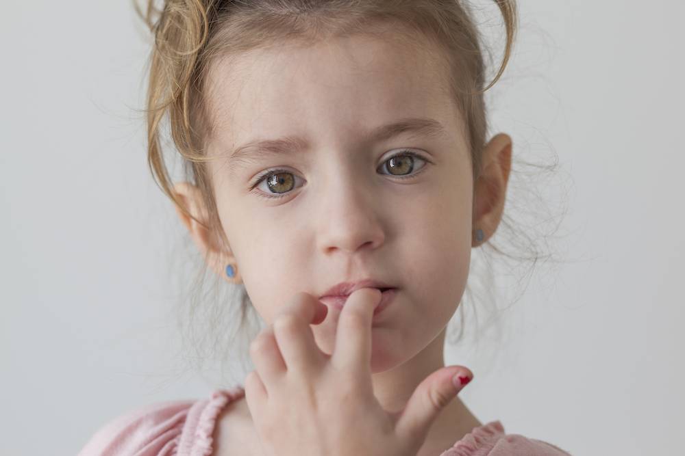 Ребенок грызет ногти: 5 серьезных причин и совет комаровского