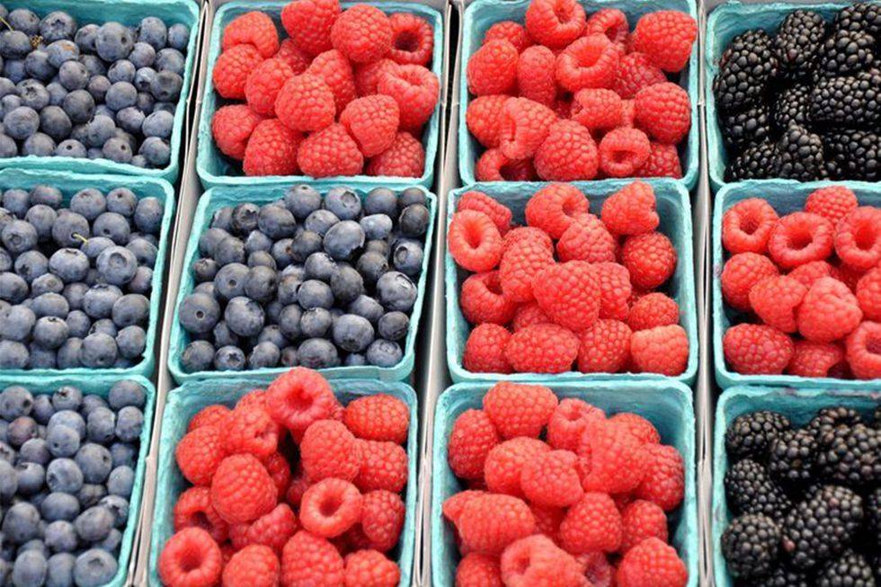 Витамины без аллергии: какие ягоды можно давать ребенку?