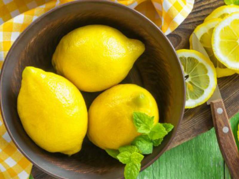 Лимон при грудном вскармливании: можно ли есть в 1, 2, 3, 4, 5, 6 месяцев после родов, полезные свойства, чай, вода, противопоказания
