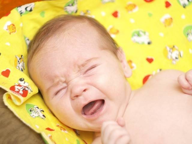 Почему плачет и капризничает ребенок в 4 месяца целый день: возможные причины