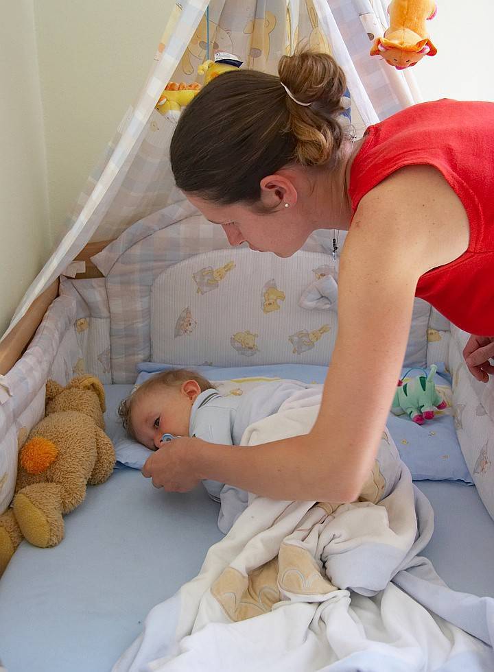 Как быстро приучить ребенка спать в своей кроватке без капризов и слез