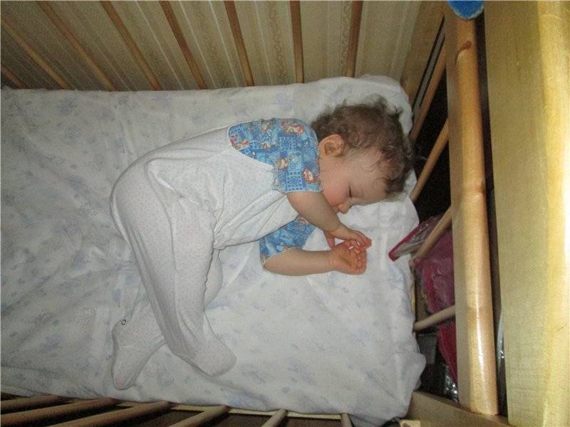 Ребенок не спит из-за коликов, что делать родителям?