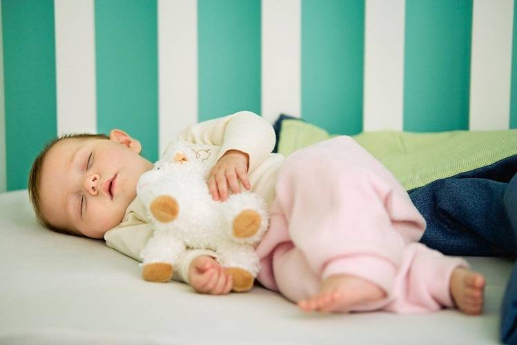Как научить ребенка засыпать самостоятельно | pampers