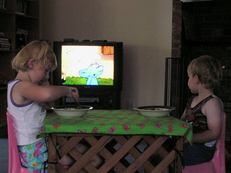 Ребенок ест только перед телевизором, что делать?