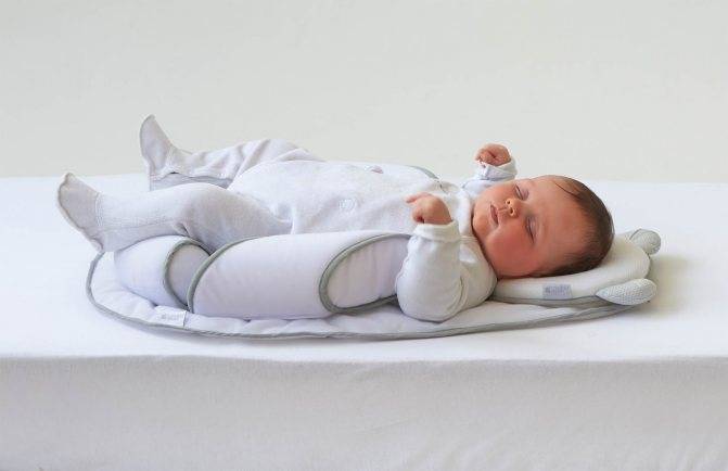 На какой подушке спать ребенку, можно ли, с какого возраста спать на подушке, полезно или вредно