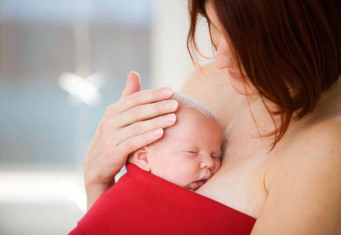 Можно ли кормящим матерям красить волосы при кормлении ребенка грудью