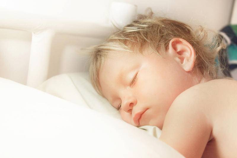 Почему у малыша во время сна может потеть голова