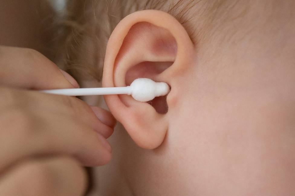 Нужно ли чистить уши детям до года?