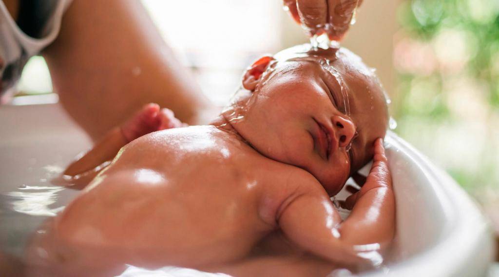 Как правильно купать новорожденного первый раз дома: личный опыт