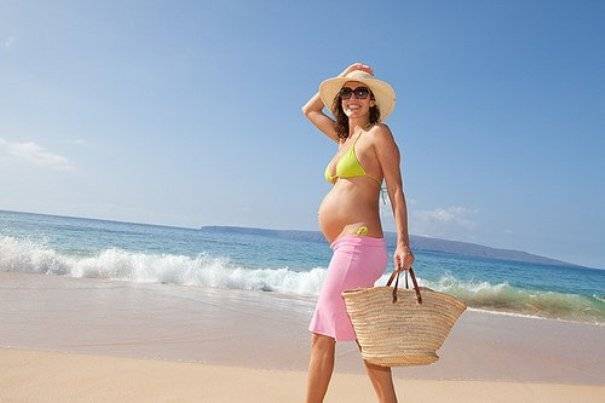 Можно ли беременным загорать на солнце: особенности загара при беременности на разных сроках