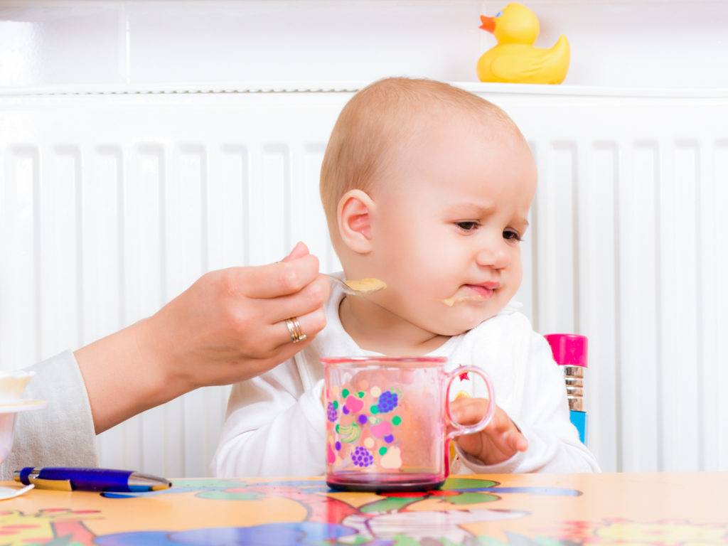 Почему ребенок 1 год выплевывает еду