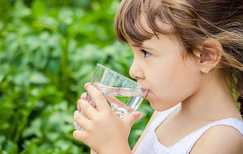 Как приучить ребенка пить воду: с какого возраста нужно начинать, правила для детей до года и старше