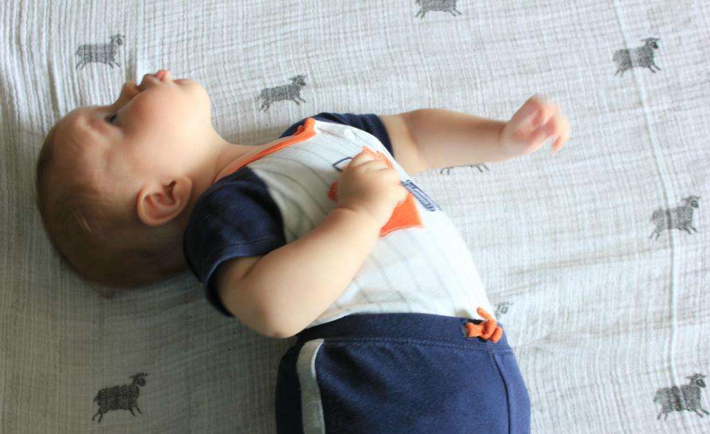 Ребёнок закидывает голову назад, когда спит: опасность или норма поведения