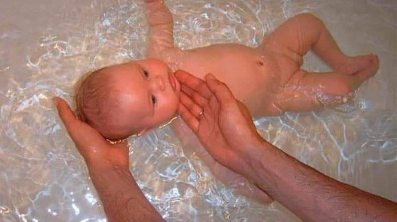 Как купать новорожденного ребенка: первые ванны грудничка
