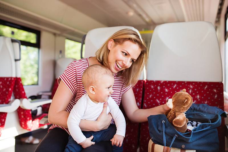 Если ехать с ребенком в поезде – что брать из еды и вещей, игрушек