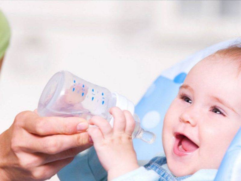 Пьет ли новорожденный воду. Грудной ребенок в воде. Изюмная вода для новорожденных. Новорожденный пьет воду. Вода для малыша при искусственном вскармливании фото.