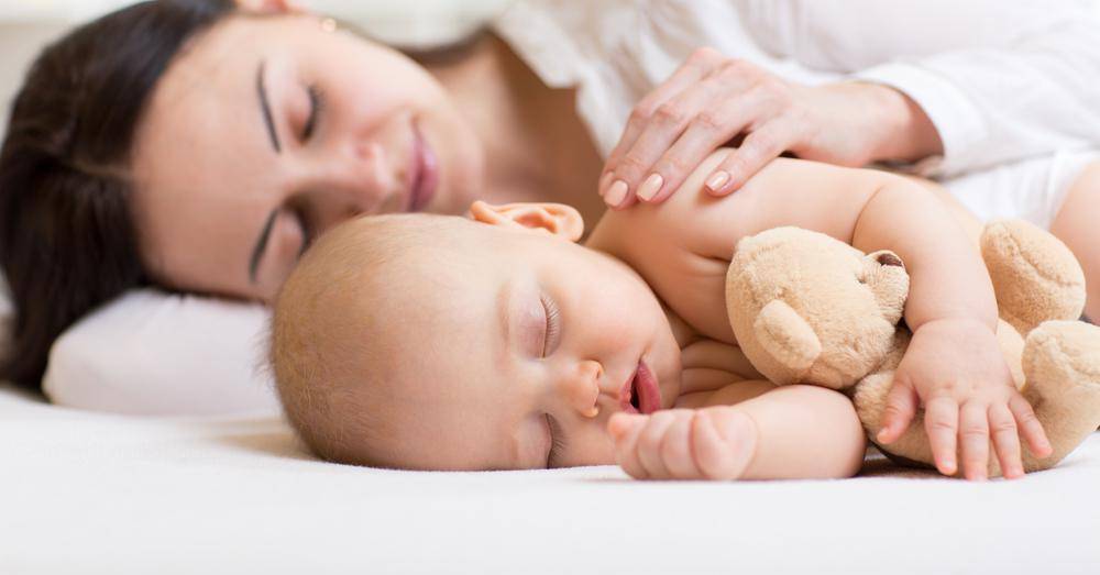 Как разделить сон и кормление у грудничка — ребенок спит с грудью во рту
