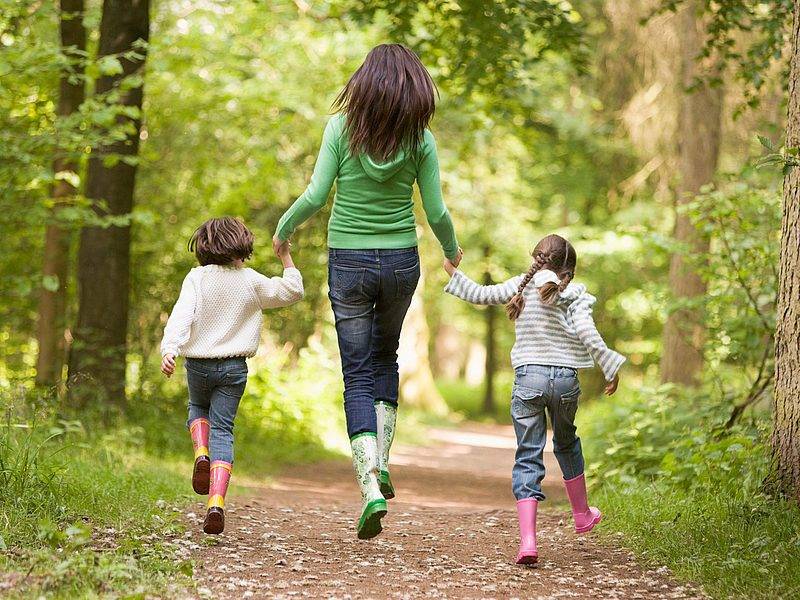 Легко ли гулять с двумя детьми: сборы и прогулка на улицу