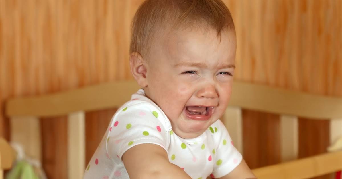 Ребенок в 2 месяца плачет весь день и постоянно капризничает: причины, советы
