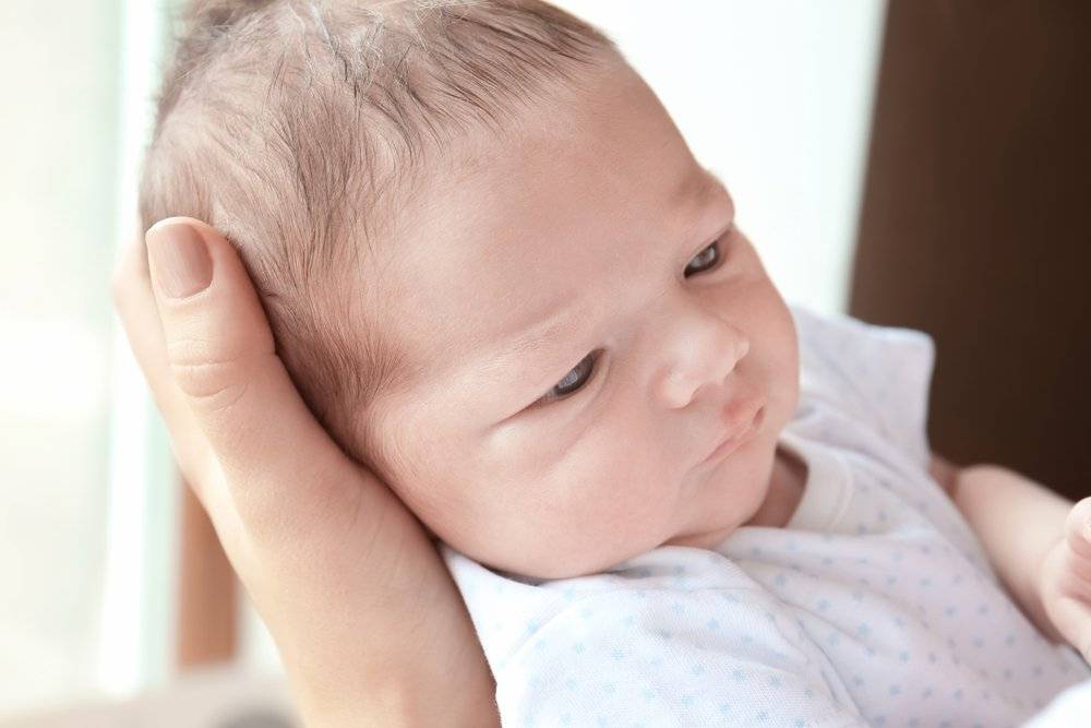 Когда новорожденный начинает видеть и слышать?
