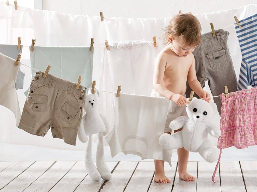 Как и чем стирать детские вещи для новорожденных в стиральной машине, при какой температуре?