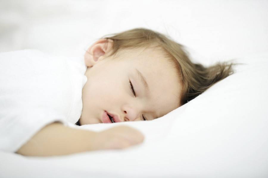 Когда дети начинают спать всю ночь?