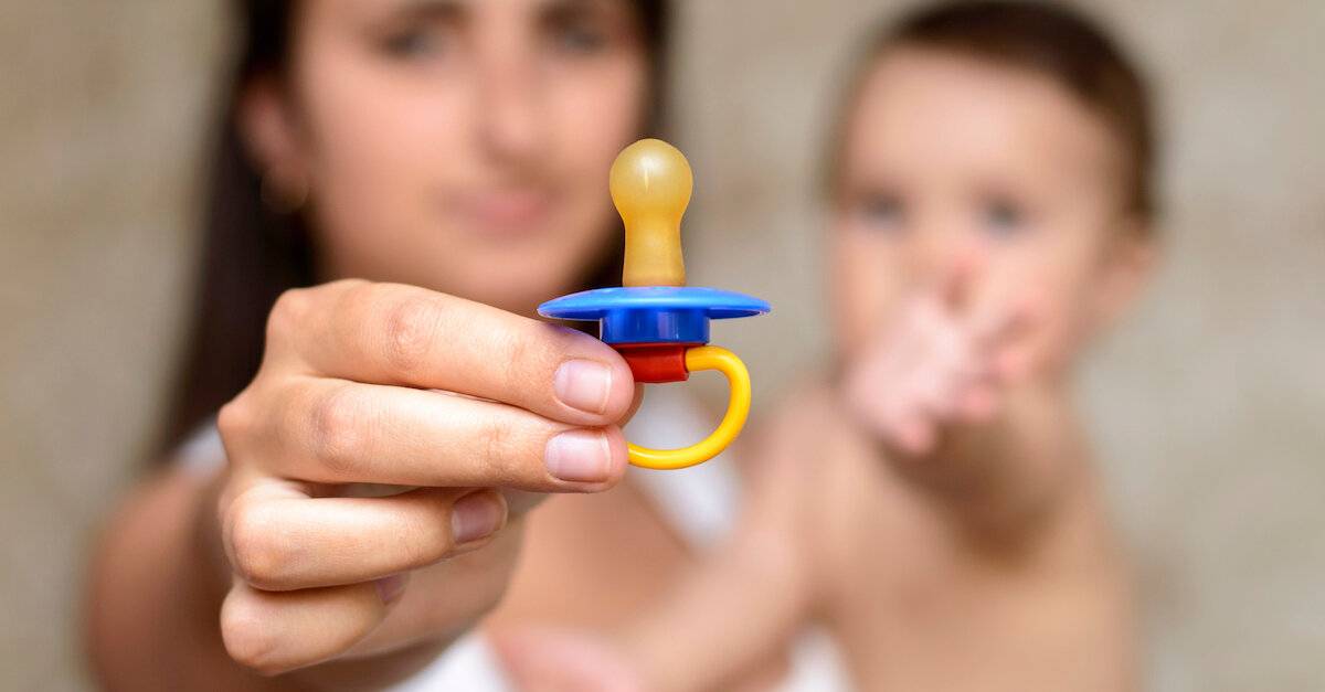 Как приучить ребенка к сосанию пустышки: советы педиатров, опасения логопедов