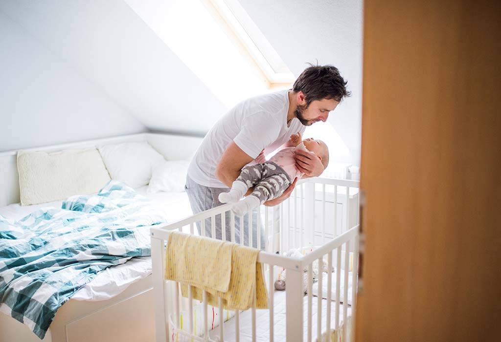 Сон младенца на боку: вред или польза. в какой позе спать новорожденным