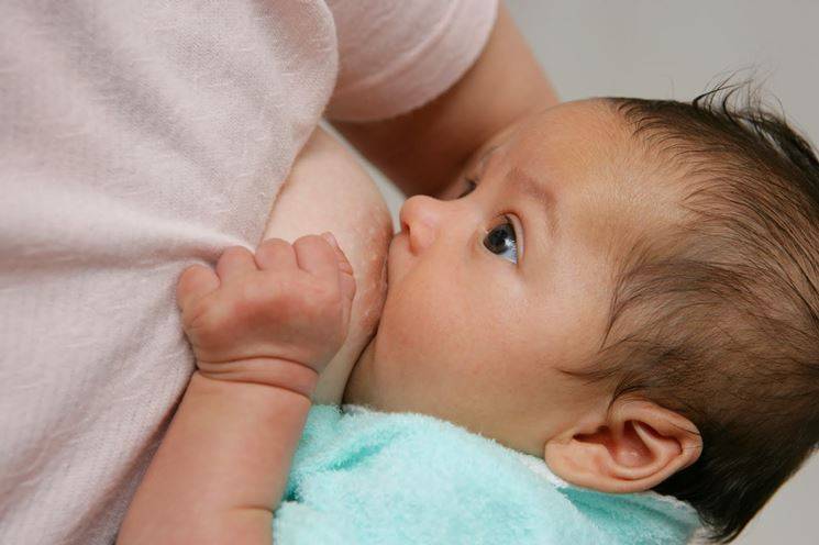 Что делать, если возникает икота у новорожденных после кормления