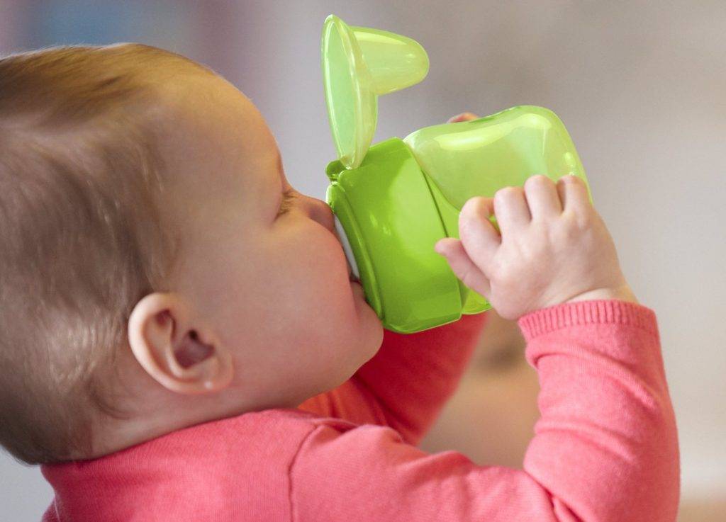 Как приучить ребенка к бутылочке или чашке