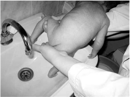 Как правильно подмывать новорожденного - советы и рекомендации