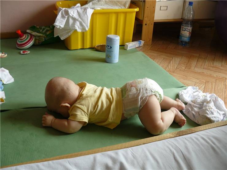 Когда ребёнок начинает ползать по-пластунски, на четвереньках. во  сколько месяцев дети начинают ползать на животе