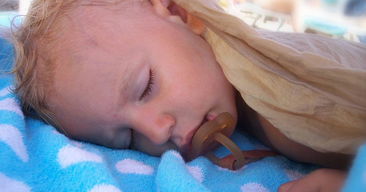 Ребенок потеет во сне: причины сильного потоотделения у детей во время, когда спят