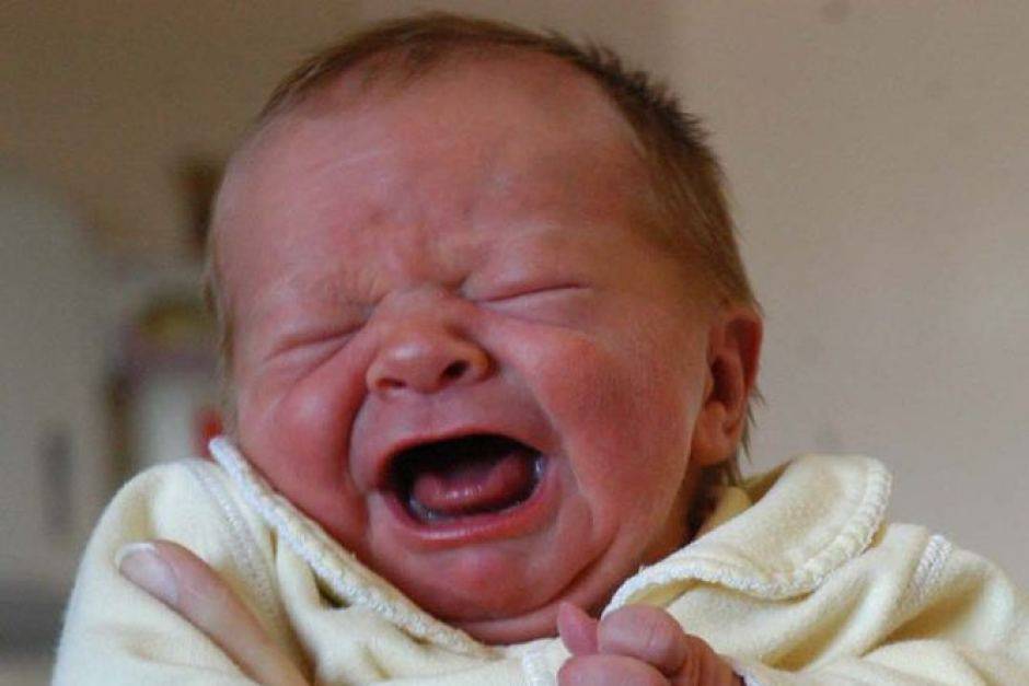 Почему кряхтит, выгибается и тужится новорожденный ребенок и при этом сильно краснеет