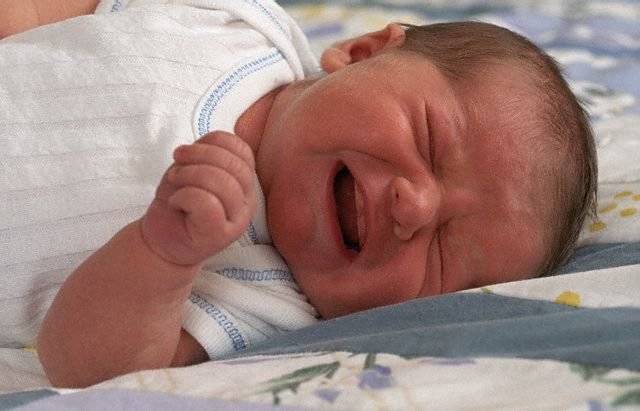 Грудничок постоянно тужится и кряхтит. почему новорожденный кряхтит и тужится во сне, во время кормления?