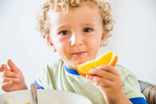 Когда можно давать ребенку апельсины: возрастные нормы