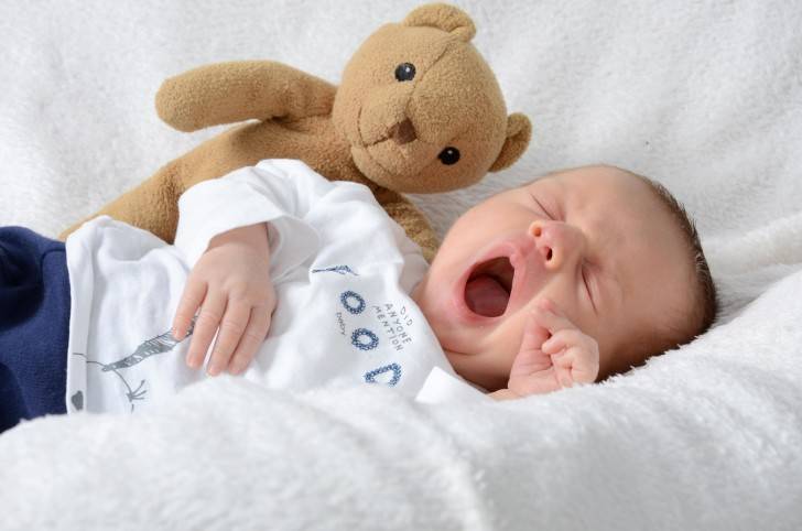Вскрикивания новорожденного во сне