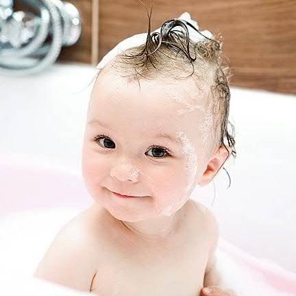 Как когда и чем можно помыть голову малышу