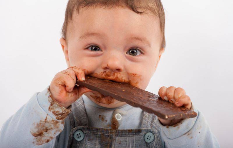 Ребенок ест много сладкого: главные причины и последствия