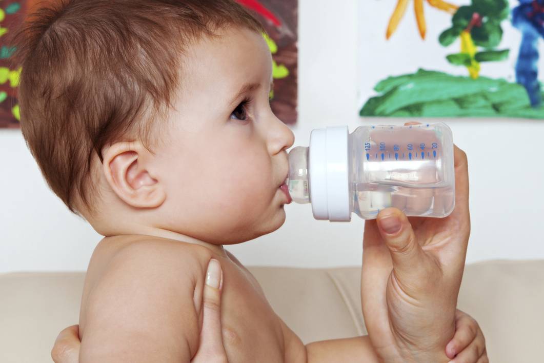 Можно ли новорожденному давать воду, допаивание грудничков: за и против