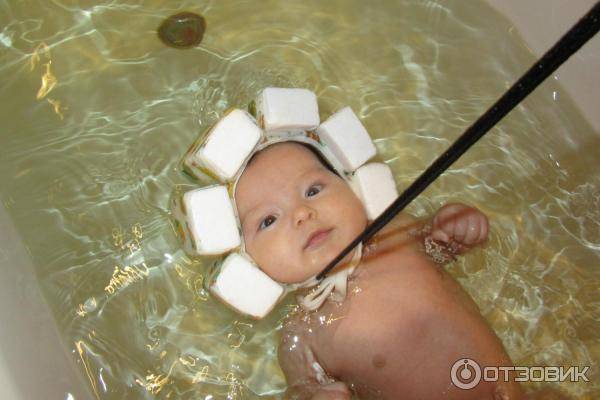 Шапочка для купания ребенка: безопасность водных процедур