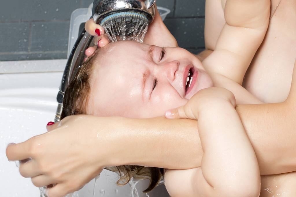 Причины плача новорожденного во время купания и после него