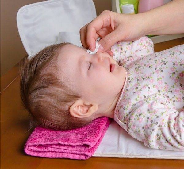 Как чистить уши новорожденному ребенку, статья с видео
