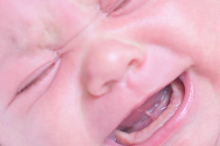 Кашель при прорезывании зубов у ребенка - может ли быть и почему
