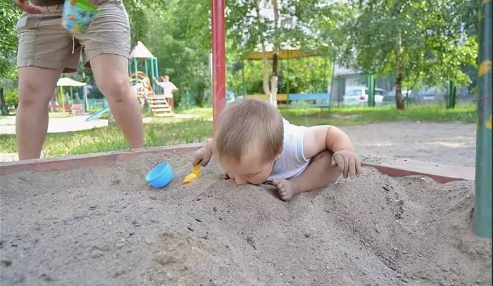 Ребенок ест песок: баловство или нехватка витаминов?