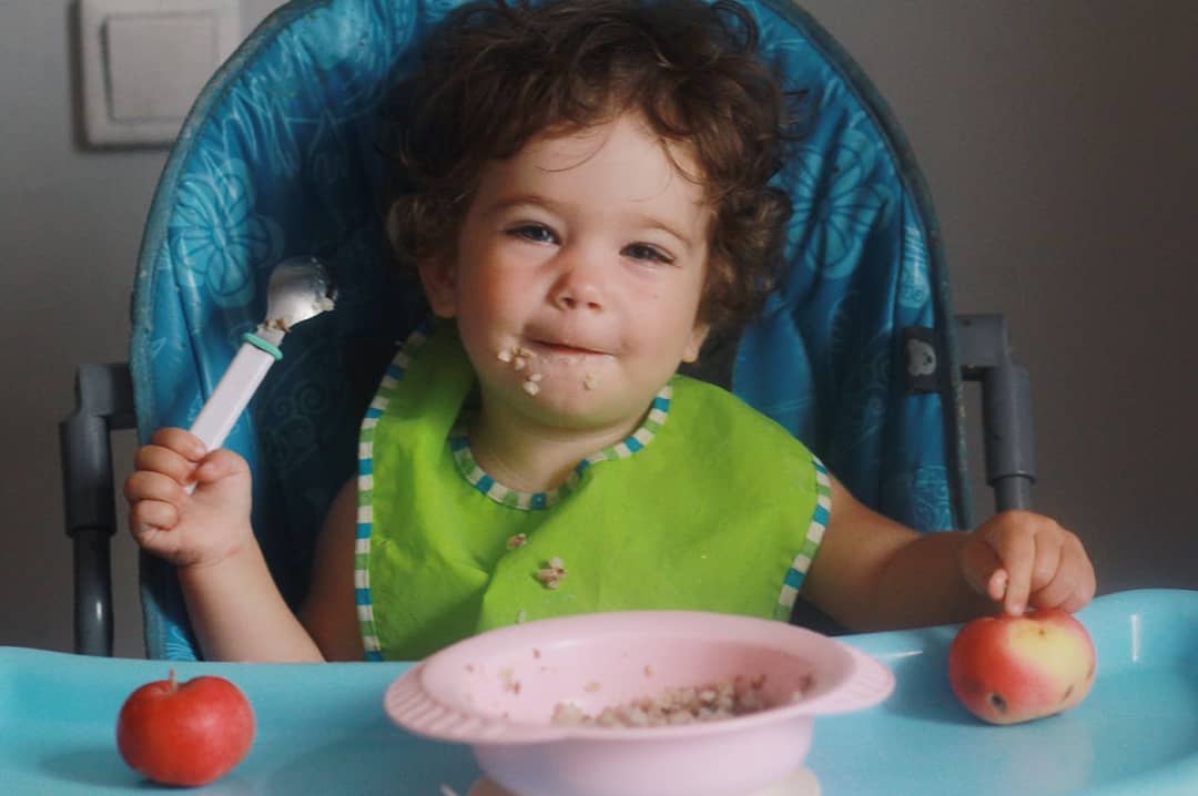 Как научить ребенка кушать с помощью ложки?